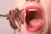 Rùng mình những dị nhân ăn tươi nuốt sống động vật