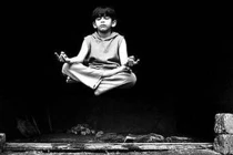 Vì sao một số người có thể bay lơ lửng trên không?