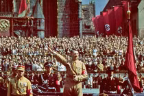 Giải mã sức mê hoặc lạ lùng của Hitler