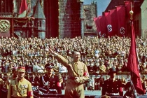 Giải mã sức mê hoặc lạ lùng của Hitler