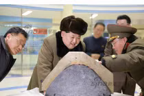 Ảnh “sốc” Triều Tiên thử nghiệm đầu đạn tên lửa đạn đạo