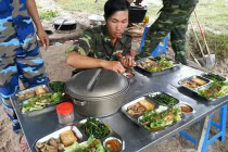 Dân mạng Trung Quốc khen bữa ăn của bộ đội Việt Nam