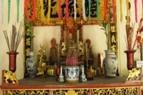 Lau dọn bàn thờ, bát hương ngày Tết sao cho chuẩn phong thủy? 