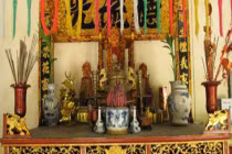 Lau dọn bàn thờ, bát hương ngày Tết sao cho chuẩn phong thủy? 