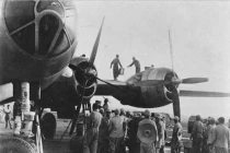 Ảnh cực hiếm người Trung Quốc tiếp dầu máy bay ném bom Mỹ