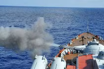 Tuần dương hạm Moskva xả đạn trên Địa Trung Hải