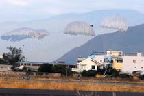 Tận mắt phi công nhảy dù trên bầu trời Nha Trang