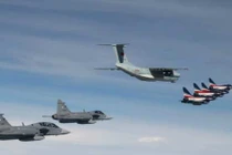 Xem tiêm kích JAS-39 Thái Lan hộ tống J-10 Trung Quốc