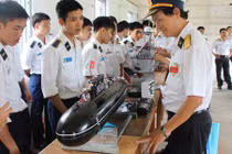 Soi mô hình tàu ngầm Kilo 636 của Học viện Hải quân