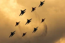 Phi đội Vityazi, Strizhi Không quân Nga hối hả luyện duyệt binh