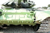 Ảnh “sốc”: Húc tường, xe tăng T-72B3 của Nga nứt toác