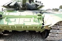 Ảnh “sốc”: Húc tường, xe tăng T-72B3 của Nga nứt toác