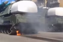 Tên lửa phòng không Buk Nga...cháy trong lễ duyệt binh