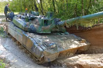 Quân đội Pháp vất vả cứu xe tăng AMX-56 Leclerc