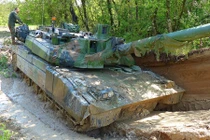 Quân đội Pháp vất vả cứu xe tăng AMX-56 Leclerc