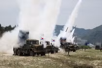 Quân đội Hàn Quốc tập trận bắn mưa đạn pháo 