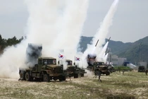 Quân đội Hàn Quốc tập trận bắn mưa đạn pháo 