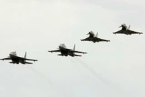 Mục kích chiến đấu cơ Su-30MKI “giao chiến” với Typhoon