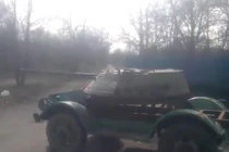 Chết cười xe chiến đấu tự chế của ly khai Ukraine