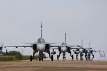 Chiến đấu cơ JAS-39 Thái Lan diễu binh “voi đi bộ”