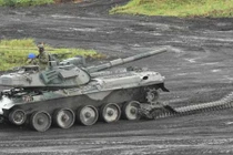 Xe tăng Type 74 Nhật Bản đứt xích trong tập trận