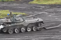 Xe tăng Type 74 Nhật Bản đứt xích trong tập trận