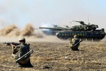 Mục kích xe tăng T-64BV của Ukraine dàn hàng nã pháo