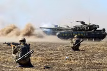 Mục kích xe tăng T-64BV của Ukraine dàn hàng nã pháo