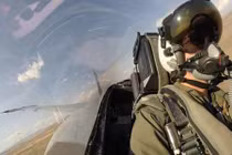 Quay cuồng trong buồng lái tiêm kích F/A-18 Mỹ