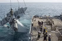 Mục kích lính Mỹ trục vớt tiêm kích hạm F/A-18 dưới biển