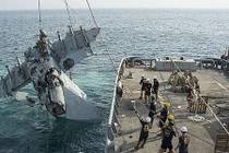 Mục kích lính Mỹ trục vớt tiêm kích hạm F/A-18 dưới biển