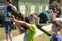 Trẻ em Nga thử dùng tên lửa vác vai Igla-S 