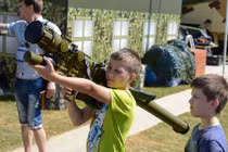 Trẻ em Nga thử dùng tên lửa vác vai Igla-S 