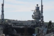 Lộ ảnh tàu sân bay Kuznetsov Nga đang nằm ổ