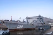 Xem công nhân Nga hối hả sửa chữa siêu hạm Nakhimov