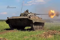 Xe chiến đấu bộ binh BMP-2 phi nước đại, nã pháo