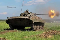 Xe chiến đấu bộ binh BMP-2 phi nước đại, nã pháo