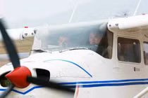 Xem ông Kim Jong-un lái máy bay do Triều Tiên sản xuất