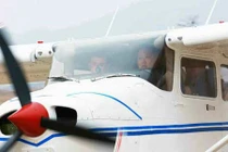 Xem ông Kim Jong-un lái máy bay do Triều Tiên sản xuất