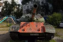 Kỳ lạ xe tăng Nga trong công viên trẻ em