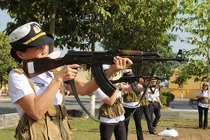 Ngắm "bóng hồng" Lữ đoàn 125 Hải quân bắn súng AK