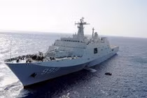 Vạch mặt tàu chiến TQ đậu trái phép tại Đá Vành Khăn