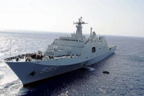Vạch mặt tàu chiến TQ đậu trái phép tại Đá Vành Khăn