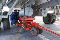 Xem lắp bom, tên lửa cho cường kích Su-24 Nga
