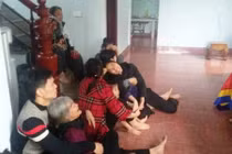 Người thân nạn nhân sập giàn giáo Formosa khóc ngất