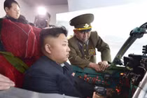 Nhà lãnh đạo Kim Jong-un lái máy bay, xe tăng thế nào?