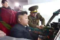Nhà lãnh đạo Kim Jong-un lái máy bay, xe tăng thế nào?