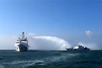 Tàu CSB Việt Nam và Ấn Độ diễn tập trên Biển Đông