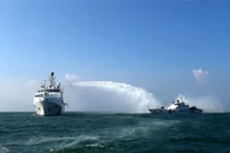 Tàu CSB Việt Nam và Ấn Độ diễn tập trên Biển Đông