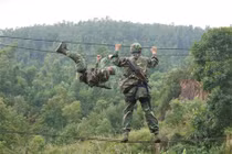 Quan sát trinh sát đặc nhiệm Việt Nam luyện tập